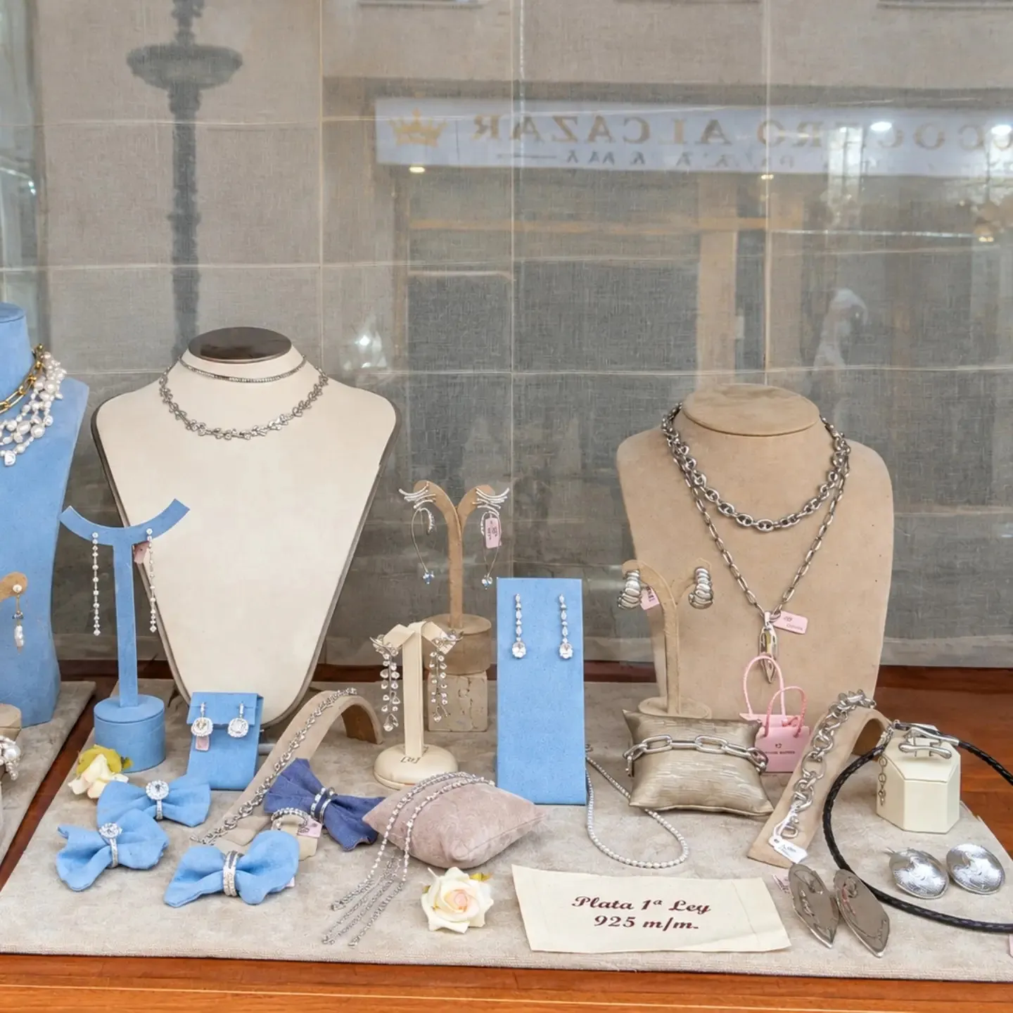 Escaparate de Pedrero Joyeros en la calle Emilio Castelar