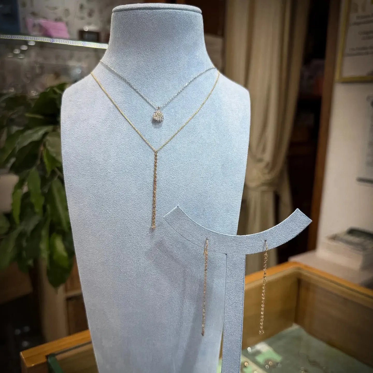 Collar de oro y diamantes sobre el busto del escaparate