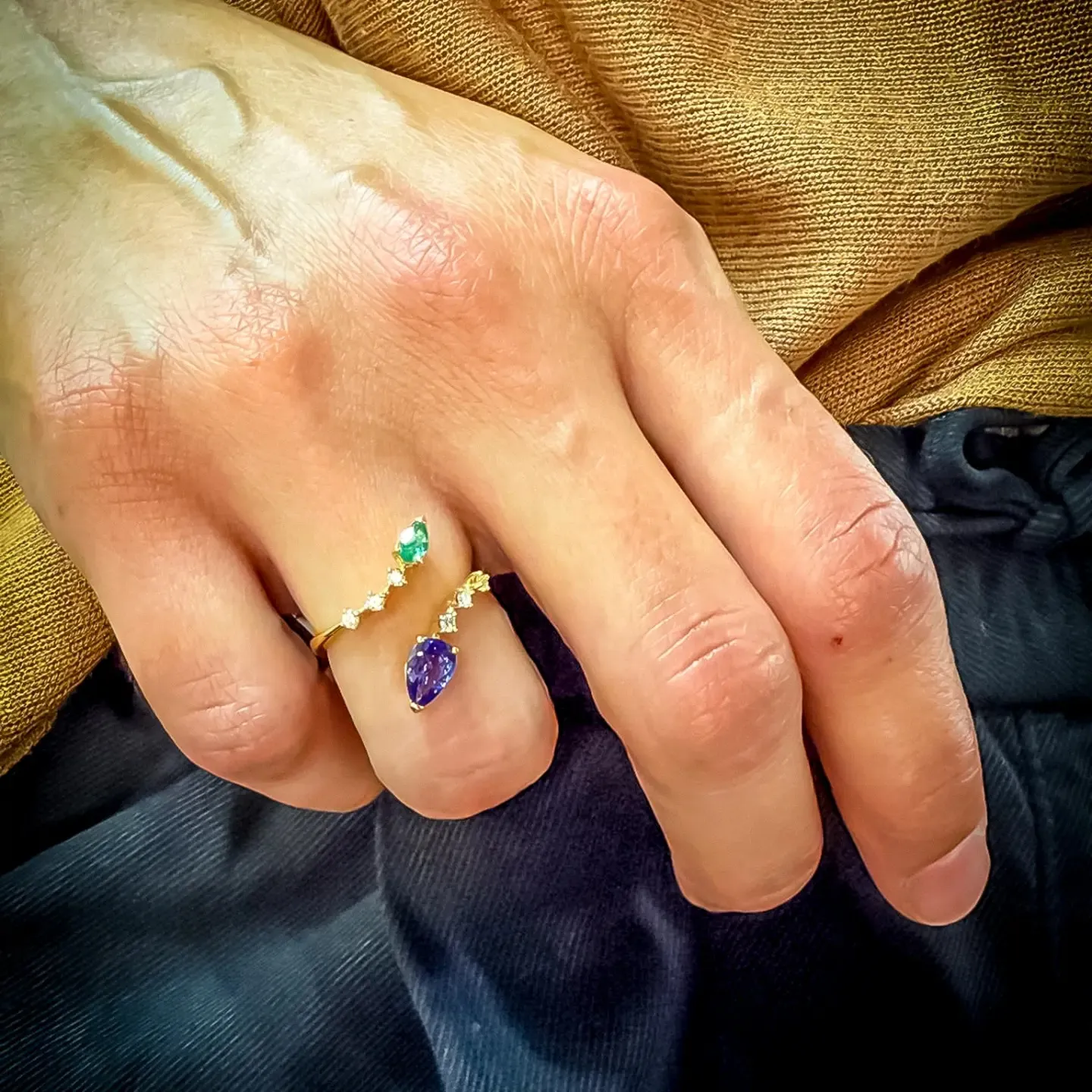 Anillo abierto de esmeralda y tanzanita con diamantes