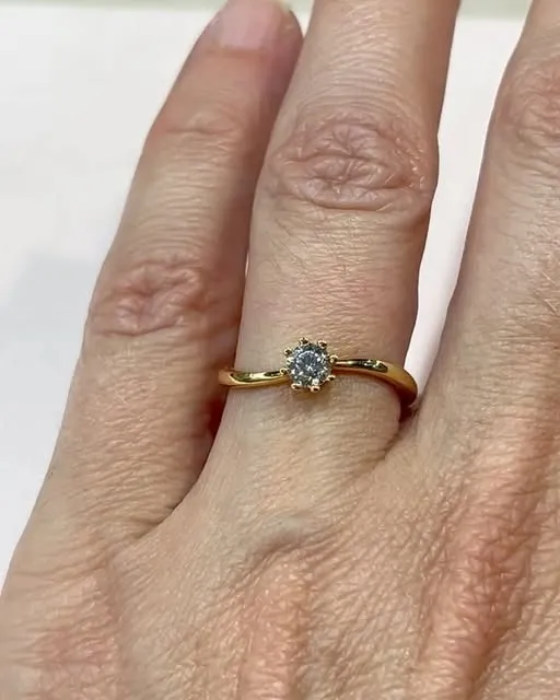 Anillo de compromiso solitario en oro