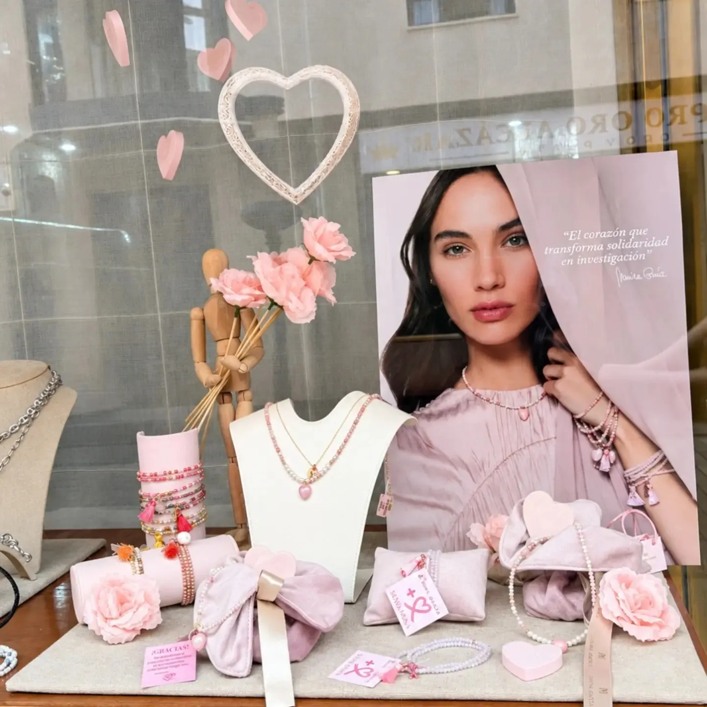 Escaparate con la campaña Octubre rosa