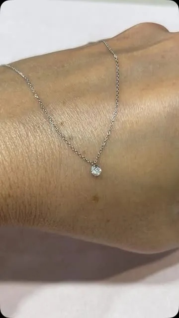 Colgante de oro blanco y diamante
